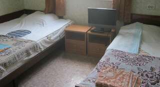 Гостиница Uchkuevka Севастополь Двухместный номер с 2 отдельными кроватями и общей ванной комнатой-5